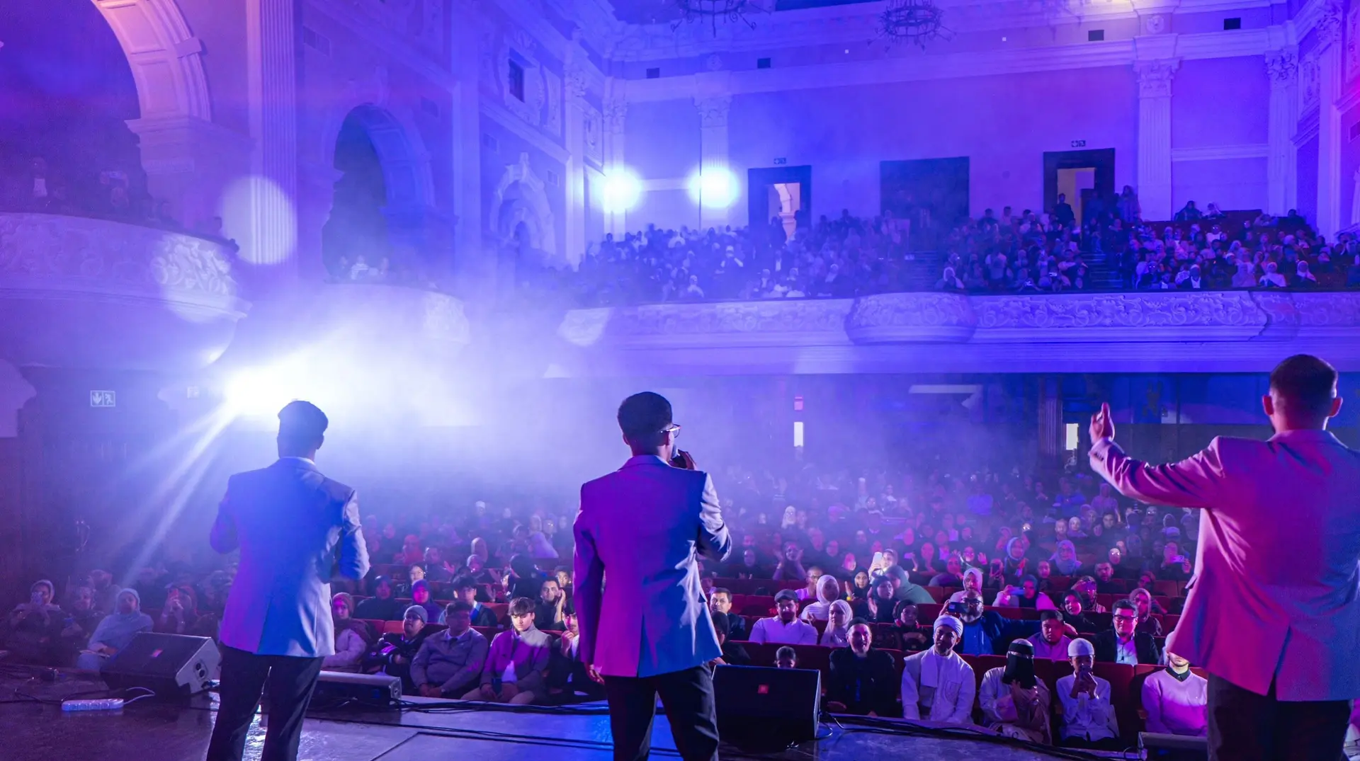Quloob un Nur performing to a full house at Cape Town City Hall.
