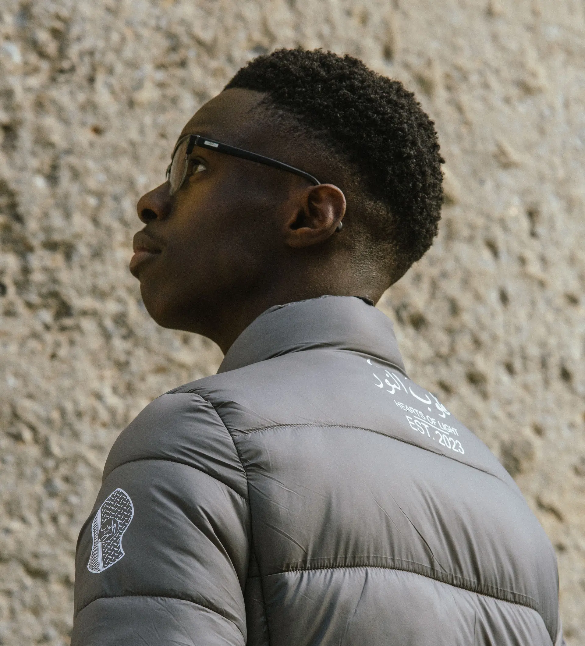 Close view of the grey puffer shoulder and back print